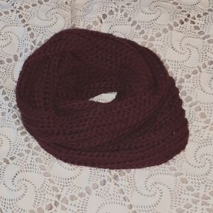 [DIR. SALE FREE SHIPPING OR $0 IN BUNDLE] H&M - Chunky Maroon Infinity Scarf